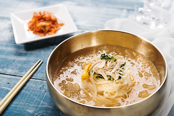 포토 JPG 스튜디오촬영 한식 젓가락 여름음식 김치 실내 건강 사람없음 여름 보양식 제철 초계국수 제철음식 국내포토 계절 음식 수저 내부 국수 몸보신 파일형식 여름_계절