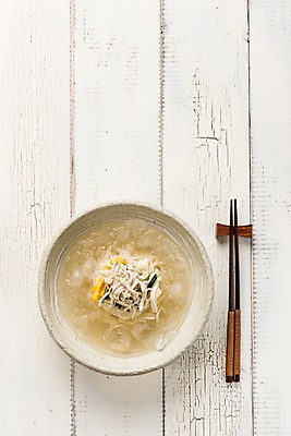 포토 JPG 스튜디오촬영 한식 젓가락 여름음식 실내 건강 사람없음 여름 보양식 제철 초계국수 제철음식 국내포토 계절 음식 수저 내부 국수 몸보신 파일형식 여름_계절