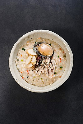 포토 JPG 스튜디오촬영 한식 실내 건강 사람없음 여름 인삼 보양식 전복 닭죽 국내포토 계절 음식 어패류 내부 삼 죽 몸보신 파일형식