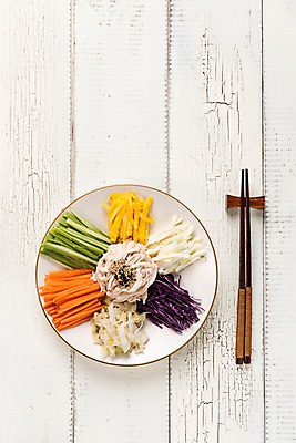 포토 JPG 스튜디오촬영 한식 채소 젓가락 여름음식 실내 건강 사람없음 여름 닭고기 보양식 제철 초계국수 제철음식 국내포토 계절 음식 수저 육류 내부 국수 몸보신 파일형식 여름_계절