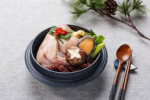 포토 JPG 스튜디오촬영 한식 젓가락 여름음식 실내 건강 사람없음 여름 숟가락 버섯 뚝배기 대추 솔방울 보양식 전복 삼계탕 대파 제철음식 국내포토 계절 음식 어패류 수저 내부 파 몸보신 제철 파일형식 여름_계절