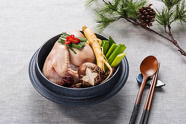 포토 JPG 스튜디오촬영 한식 젓가락 여름음식 실내 건강 사람없음 여름 숟가락 버섯 인삼 뚝배기 대추 솔방울 보양식 삼계탕 대파 제철음식 국내포토 계절 음식 수저 내부 삼 파 몸보신 제철 파일형식 여름_계절