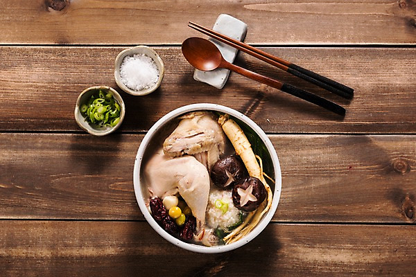 포토 JPG 스튜디오촬영 한식 젓가락 여름음식 실내 건강 사람없음 여름 숟가락 버섯 쌀 인삼 대추 보양식 삼계탕 은행열매 제철음식 국내포토 계절 열매 음식 곡류 수저 내부 삼 몸보신 제철 파일형식 여름_계절