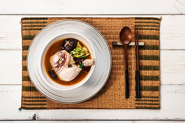 포토 JPG 스튜디오촬영 접시 한식 젓가락 여름음식 실내 건강 사람없음 여름 숟가락 버섯 보양식 삼계탕 잣 대파 제철음식 국내포토 식기 계절 음식 수저 내부 견과류 파 몸보신 제철 파일형식 여름_계절