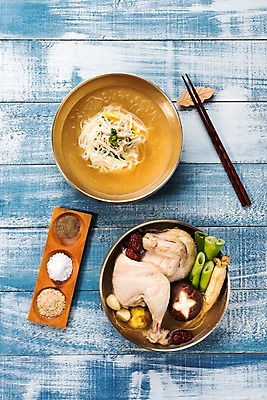 포토 JPG 스튜디오촬영 한식 젓가락 여름음식 실내 건강 사람없음 여름 버섯 인삼 밤 대추 소금 보양식 삼계탕 후추 대파 제철 초계국수 제철음식 국내포토 계절 음식 수저 내부 견과류 삼 향신료 국수 파 몸보신 파일형식 여름_계절