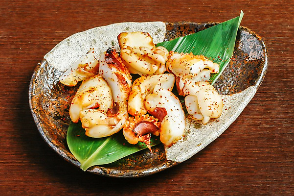 포토 JPG 접시 음식 나뭇잎 사람없음 오징어 오징어다리 일본음식 오징어구이 국내포토 식기 잎 연체동물 수중동물 구이 파일형식