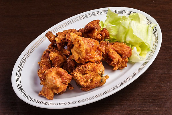 포토 JPG 접시 음식 사람없음 치킨 프라이드치킨 닭고기 양상추 국내포토 식기 채소 육류 닭고기요리 파일형식