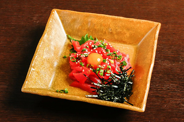 포토 JPG 접시 음식 근접촬영 사람없음 소고기 파 육회 김가루 일본음식 국내포토 식기 뷰포인트 채소 생고기 육류 김_해조류 가루 파일형식