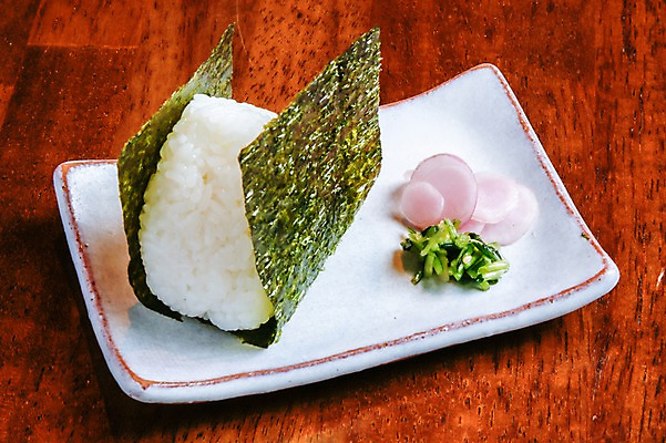 포토 JPG 접시 음식 근접촬영 사람없음 김 삼각김밥 오니기리 일본음식 국내포토 식기 뷰포인트 해조류 김밥 파일형식