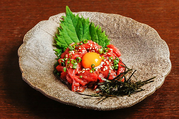 포토 JPG 접시 음식 사람없음 소고기 깻잎 파 육회 김가루 날계란 국내포토 식기 채소 생고기 육류 계란 김_해조류 가루 파일형식