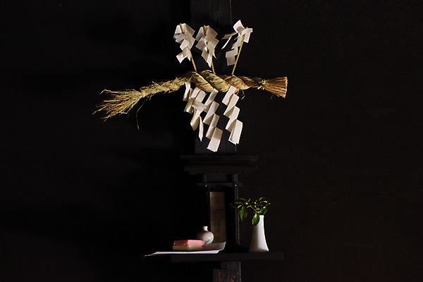 포토 JPG 종교 일본문화 사람없음 일본 사찰 볏짚 오브젝트 일본전통 미신 신앙심 오미쿠지 제단 국내포토 동양문화 전통 아시아 외국문화 종교건축 짚 파일형식