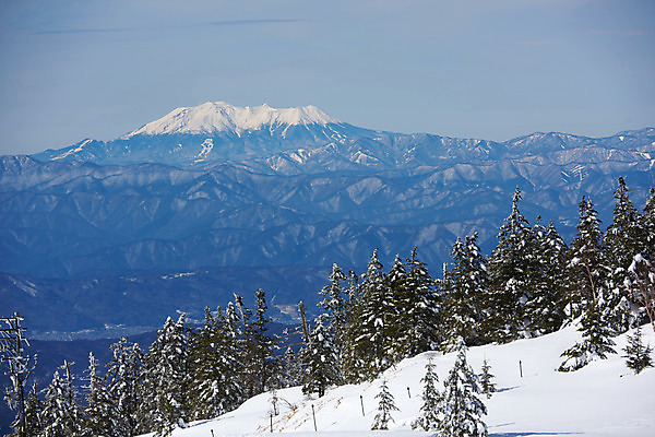 포토 JPG 주간 나무 구름 설경 겨울 자연 하늘 풍경 사람없음 야외 눈 숲 산등성이 겨울풍경 국내포토 자연요소 식물 계절 날씨 산 생태계 파일형식