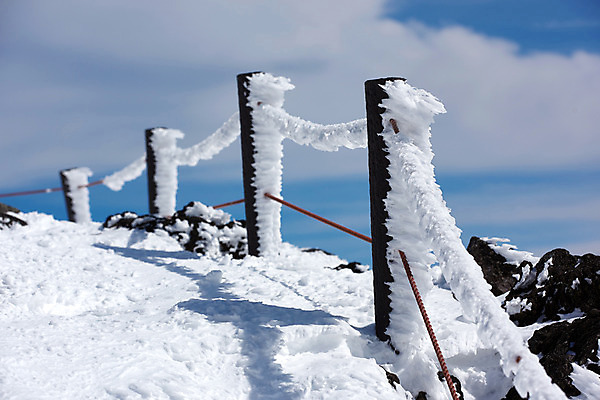 포토 JPG 주간 구름 설경 겨울 자연 하늘 눈꽃 그림자 풍경 사람없음 야외 아웃포커스 울타리 눈 겨울풍경 국내포토 자연요소 계절 날씨 눈_날씨 촬영기법 담장 생태계 파일형식