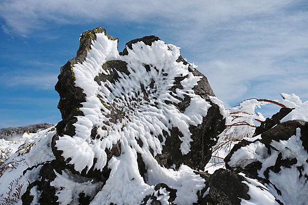 포토 JPG 주간 구름 설경 겨울 자연 하늘 눈꽃 풍경 사람없음 야외 바위 눈 겨울풍경 국내포토 자연요소 계절 날씨 눈_날씨 돌_바위 생태계 파일형식