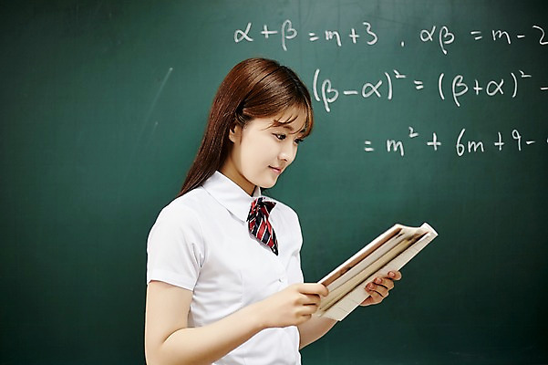 포토 JPG 학생 응시 여학생 여자 교복 교실 학교 청소년 수업 실내 한명 서기 들기 상반신 옆모습 10대 책 칠판 한국인 수학 교과서 수식 십대여자한명만 국내포토 1 시선 옷 교육 뷰포인트 교과목 모션 교재 사람 동양인 내부 여자한명만 십대여자만 파일형식