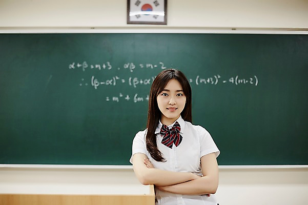 포토 JPG 학생 여학생 여자 교복 교실 학교 청소년 실내 한명 서기 미소 상반신 앞모습 아웃포커스 10대 팔짱 기댐 칠판 한국인 수학 교탁 수식 십대여자한명만 국내포토 1 옷 교육 뷰포인트 교과목 모션 촬영기법 표정 사람 동양인 내부 여자한명만 십대여자만 파일형식