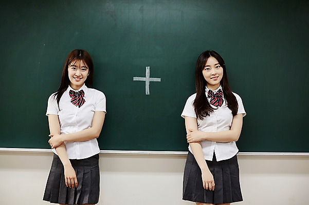 포토 JPG 학생 여학생 여자 교복 포즈 교실 학교 청소년 실내 서기 미소 상반신 두명 앞모습 10대 친구 칠판 우정 한국인 플러스 십대여자만 국내포토 기호 옷 교육 뷰포인트 관계 모션 표정 사람 동양인 내부 여자만 십대만 파일형식