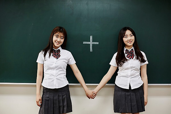 포토 JPG 학생 여학생 여자 교복 교실 학교 청소년 실내 서기 웃음 손짓 상반신 두명 앞모습 10대 친구 손잡기 칠판 우정 한국인 플러스 십대여자만 국내포토 기호 옷 교육 뷰포인트 관계 모션 표정 사람 동양인 내부 여자만 십대만 파일형식