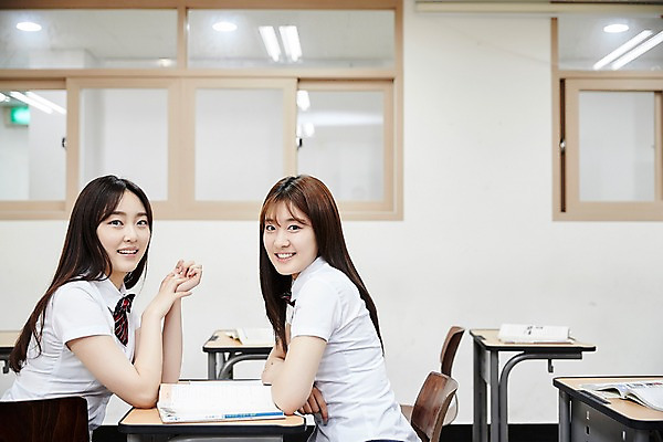 포토 JPG 학생 응시 여학생 여자 교복 교실 학교 청소년 실내 웃음 앉기 상반신 두명 옆모습 10대 책 친구 우정 한국인 책상 십대여자만 국내포토 시선 옷 교육 뷰포인트 가구 관계 모션 표정 사람 동양인 내부 여자만 십대만 파일형식