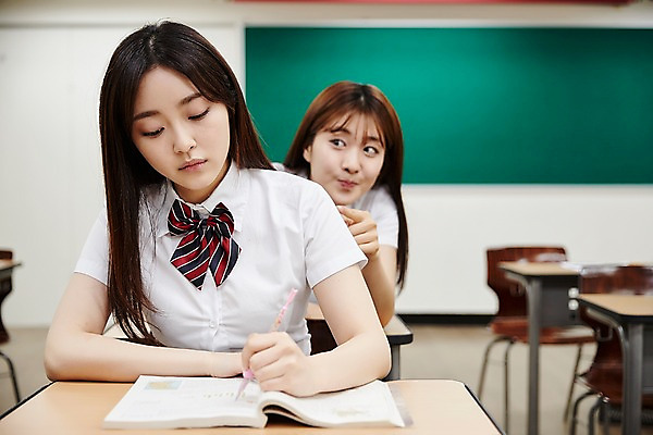 포토 JPG 학생 응시 여학생 여자 교복 장난 교실 학교 청소년 수업 실내 앉기 상반신 두명 앞모습 아웃포커스 10대 책 친구 한국인 책상 딴짓 십대여자만 국내포토 시선 옷 교육 뷰포인트 가구 관계 모션 촬영기법 사람 동양인 내부 여자만 십대만 파일형식