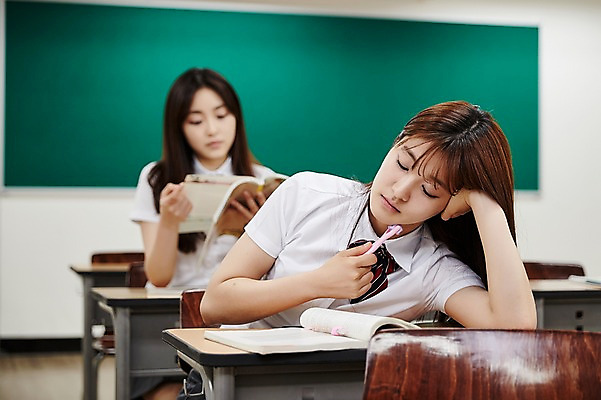 포토 JPG 학생 응시 여학생 여자 교복 의자 교실 학교 청소년 수업 실내 들기 앉기 상반신 두명 앞모습 아웃포커스 10대 책 친구 펜 칠판 턱괴기 한국인 잠 책상 교과서 딴짓 십대여자만 국내포토 시선 옷 교육 뷰포인트 가구 관계 모션 교재 촬영기법 사람 동양인 내부 필기구 여자만 십대만 파일형식