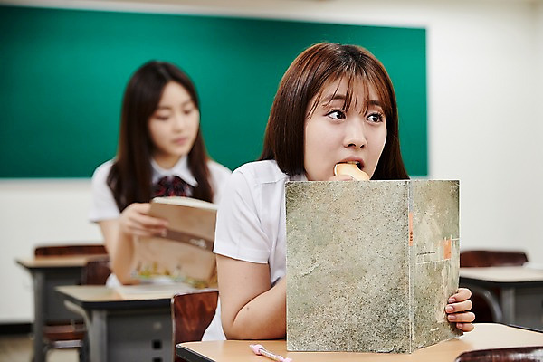 포토 JPG 학생 응시 여학생 여자 교복 의자 교실 학교 청소년 수업 실내 앉기 상반신 두명 앞모습 아웃포커스 10대 친구 과자 칠판 한국인 먹기 책상 교과서 숨김 딴짓 십대여자만 국내포토 시선 옷 교육 뷰포인트 가구 컨셉 관계 모션 교재 디저트 촬영기법 사람 동양인 내부 여자만 십대만 파일형식