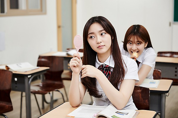 포토 JPG 학생 응시 여학생 여자 교복 교실 학교 청소년 수업 실내 들기 앉기 상반신 두명 앞모습 아웃포커스 10대 친구 과자 거울 한국인 먹기 책상 교과서 손거울 딴짓 숨기 십대여자만 국내포토 시선 옷 교육 뷰포인트 가구 관계 모션 교재 디저트 촬영기법 사람 동양인 내부 여자만 십대만 파일형식