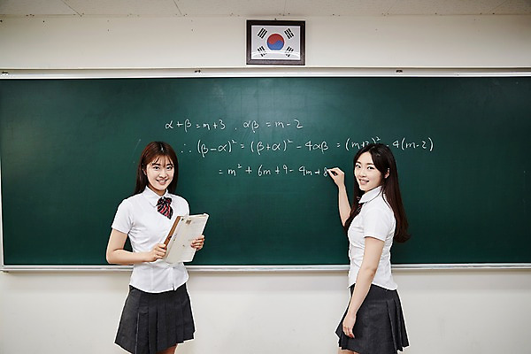 포토 JPG 학생 여학생 여자 교복 교실 학교 청소년 실내 서기 웃음 들기 상반신 두명 앞모습 옆모습 10대 친구 칠판 우정 한국인 수학 교과서 수식 십대여자만 국내포토 옷 교육 뷰포인트 교과목 관계 모션 교재 표정 사람 동양인 내부 여자만 십대만 파일형식