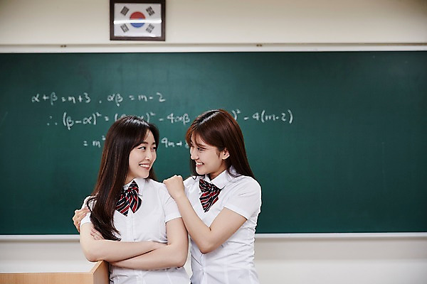 포토 JPG 학생 응시 여학생 여자 교복 교실 학교 청소년 실내 서기 웃음 상반신 두명 앞모습 아웃포커스 10대 친구 마주보기 칠판 우정 한국인 수학 수식 십대여자만 어깨에손 국내포토 시선 옷 교육 뷰포인트 교과목 관계 모션 촬영기법 표정 사람 동양인 내부 여자만 십대만 파일형식