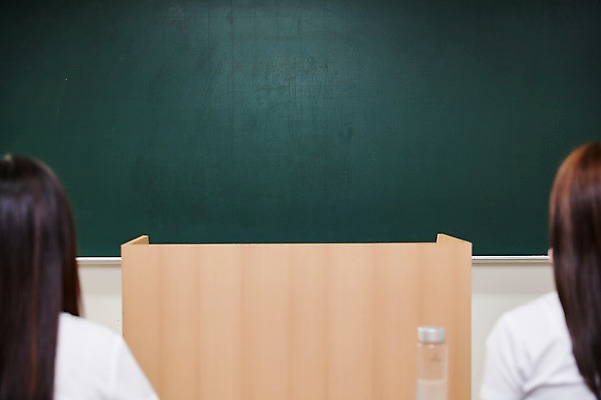 포토 JPG 학생 여학생 여자 교복 교실 학교 청소년 실내 앉기 상반신 두명 뒷모습 아웃포커스 10대 친구 칠판 한국인 교탁 십대여자만 국내포토 옷 교육 뷰포인트 관계 모션 촬영기법 사람 동양인 내부 여자만 십대만 파일형식