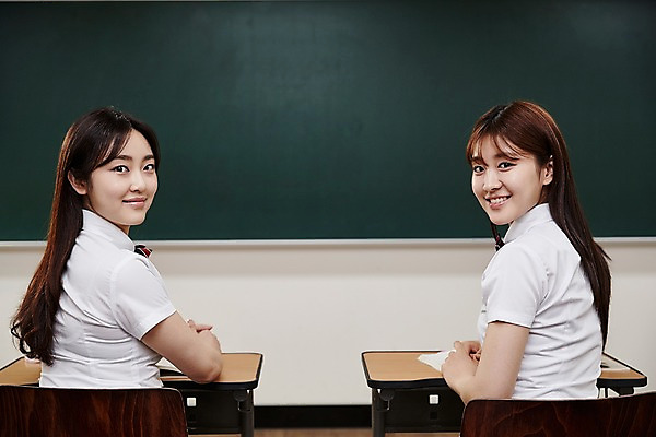 포토 JPG 학생 여학생 여자 교복 교실 학교 청소년 실내 웃음 앉기 상반신 두명 옆모습 아웃포커스 10대 친구 칠판 우정 한국인 뒤돌아보기 책상 십대여자만 국내포토 옷 교육 뷰포인트 가구 관계 모션 촬영기법 표정 사람 동양인 내부 여자만 십대만 파일형식