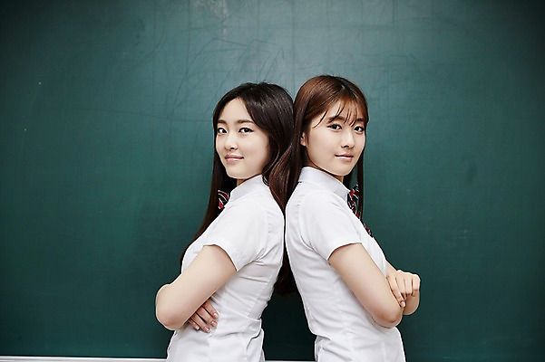 포토 JPG 학생 여학생 여자 교복 교실 학교 청소년 실내 서기 미소 상반신 두명 옆모습 10대 친구 팔짱 기댐 칠판 우정 한국인 등맞대기 십대여자만 국내포토 옷 교육 뷰포인트 관계 모션 표정 사람 동양인 내부 여자만 십대만 파일형식