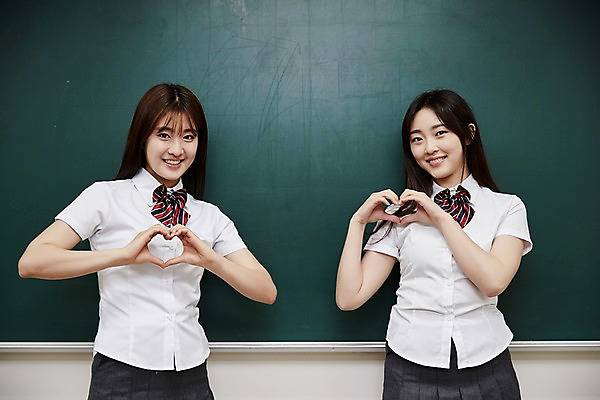 포토 JPG 학생 여학생 여자 교복 교실 학교 청소년 실내 서기 웃음 손짓 상반신 두명 앞모습 10대 친구 칠판 우정 한국인 손하트 십대여자만 국내포토 옷 교육 뷰포인트 관계 모션 표정 사람 동양인 내부 여자만 십대만 파일형식