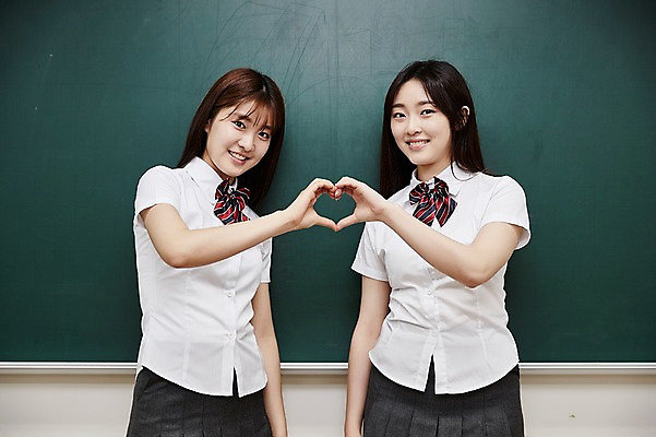 포토 JPG 학생 여학생 여자 교복 교실 학교 청소년 실내 서기 웃음 손짓 상반신 두명 앞모습 10대 친구 칠판 우정 한국인 손하트 십대여자만 국내포토 옷 교육 뷰포인트 관계 모션 표정 사람 동양인 내부 여자만 십대만 파일형식