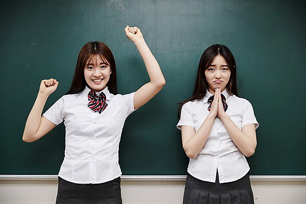 포토 JPG 학생 여학생 여자 교복 교실 학교 청소년 실내 서기 웃음 손짓 상반신 두명 앞모습 10대 친구 손들기 칠판 우정 한국인 손모으기 십대여자만 국내포토 옷 교육 뷰포인트 관계 모션 표정 사람 동양인 내부 여자만 십대만 파일형식