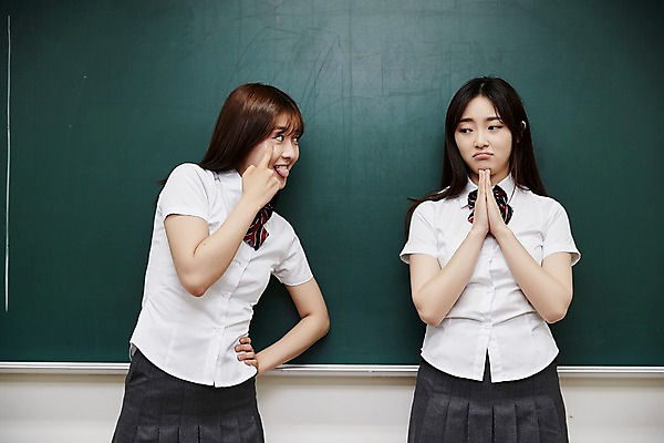 포토 JPG 학생 여학생 여자 교복 장난 교실 학교 청소년 실내 서기 손짓 상반신 두명 앞모습 10대 친구 칠판 우정 한국인 메롱 손모으기 놀림 십대여자만 국내포토 옷 교육 뷰포인트 관계 모션 사람 동양인 내부 여자만 십대만 파일형식