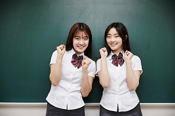 포토 JPG 학생 여학생 여자 교복 교실 학교 청소년 실내 서기 웃음 손짓 상반신 두명 앞모습 10대 친구 파이팅 칠판 주먹 우정 한국인 십대여자만 국내포토 옷 교육 뷰포인트 관계 모션 표정 사람 동양인 내부 여자만 십대만 파일형식