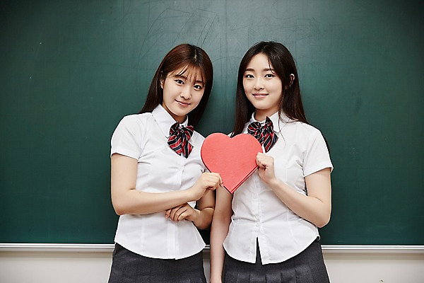 포토 JPG 학생 여학생 여자 교복 교실 학교 청소년 실내 서기 웃음 들기 손짓 상반신 두명 앞모습 10대 친구 칠판 우정 한국인 하트 십대여자만 국내포토 모양 옷 교육 뷰포인트 관계 모션 표정 사람 동양인 내부 여자만 십대만 파일형식
