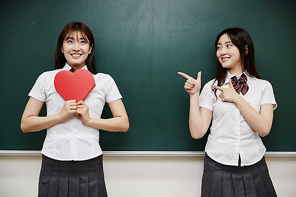 포토 JPG 학생 응시 여학생 여자 교복 교실 학교 청소년 실내 서기 웃음 들기 손짓 상반신 두명 앞모습 10대 친구 칠판 우정 한국인 하트 가리킴 십대여자만 국내포토 모양 시선 옷 교육 뷰포인트 관계 모션 표정 사람 동양인 내부 여자만 십대만 파일형식