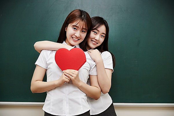 포토 JPG 학생 여학생 여자 교복 교실 학교 청소년 실내 서기 웃음 들기 손짓 상반신 두명 앞모습 10대 친구 칠판 우정 한국인 하트 백허그 십대여자만 국내포토 모양 옷 교육 뷰포인트 관계 모션 포옹 표정 사람 동양인 내부 여자만 십대만 파일형식