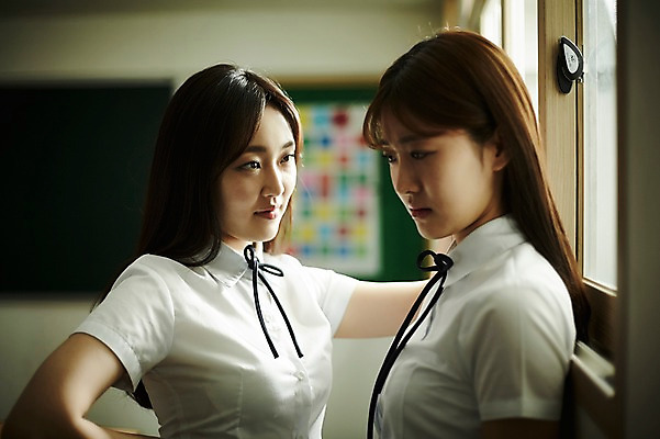 포토 JPG 학생 응시 여학생 여자 교복 교실 학교 청소년 실내 서기 상반신 두명 옆모습 아웃포커스 10대 친구 칠판 한국인 슬픔 무서움 학대 공포 왕따 십대여자만 국내포토 시선 옷 교육 감정 뷰포인트 관계 모션 촬영기법 사람 동양인 내부 사회이슈 여자만 십대만 파일형식