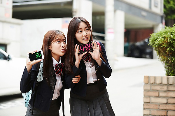 포토 JPG 주간 학생 응시 여학생 여자 교복 청소년 서기 들기 상반신 야외 두명 건물 앞모습 아웃포커스 10대 친구 스마트폰 우정 한국인 팬 기다림 엿보기 백팩 십대여자만 국내포토 자연요소 건축물 시선 옷 뷰포인트 가방 관계 모션 촬영기법 사람 동양인 핸드폰 스마트기기 여자만 십대만 파일형식