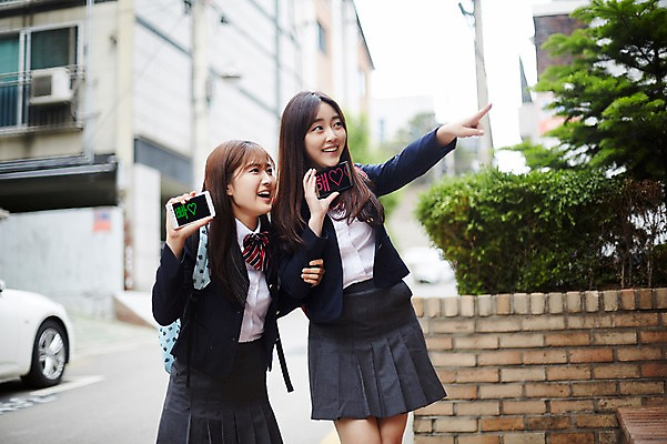 포토 JPG 주간 학생 응시 여학생 여자 교복 청소년 서기 웃음 손짓 상반신 야외 두명 건물 앞모습 옆모습 아웃포커스 10대 친구 스마트폰 우정 한국인 가리킴 팬 기다림 즐거움 백팩 십대여자만 국내포토 자연요소 건축물 시선 옷 감정 뷰포인트 가방 관계 모션 촬영기법 표정 사람 동양인 핸드폰 스마트기기 여자만 십대만 파일형식