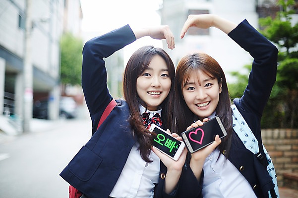 포토 JPG 주간 학생 응시 여학생 여자 교복 청소년 서기 웃음 들기 상반신 야외 두명 앞모습 아웃포커스 10대 친구 스마트폰 우정 한국인 하트 팬 즐거움 백팩 손하트 십대여자만 국내포토 자연요소 모양 시선 옷 감정 뷰포인트 가방 관계 모션 촬영기법 표정 사람 동양인 손짓 핸드폰 스마트기기 여자만 십대만 파일형식