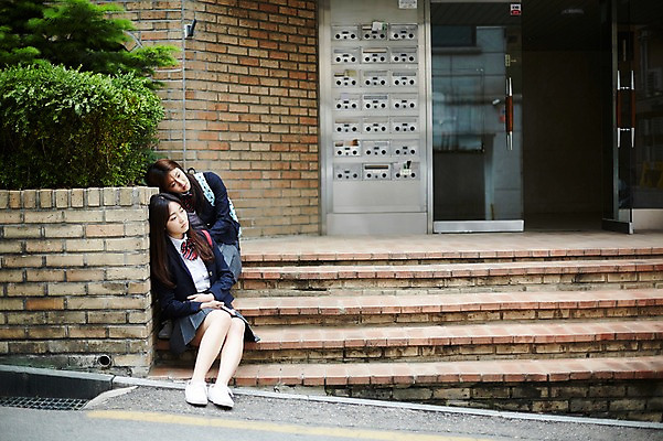 포토 JPG 주간 전신 학생 응시 여학생 여자 교복 청소년 피곤 앉기 야외 두명 건물 앞모습 10대 친구 계단 우정 한국인 팬 기다림 백팩 십대여자만 국내포토 자연요소 건축물 시선 옷 뷰포인트 컨셉 가방 관계 모션 사람 동양인 여자만 십대만 파일형식