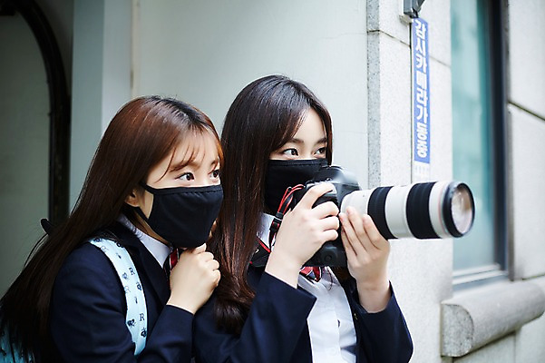 포토 JPG 주간 학생 응시 여학생 여자 교복 청소년 마스크 서기 들기 상반신 야외 두명 건물 옆모습 10대 친구 카메라 우정 한국인 팬 기다림 엿보기 백팩 얼굴가리기 십대여자만 국내포토 자연요소 건축물 시선 옷 뷰포인트 가방 관계 모션 사람 동양인 전자제품 가림 여자만 십대만 파일형식