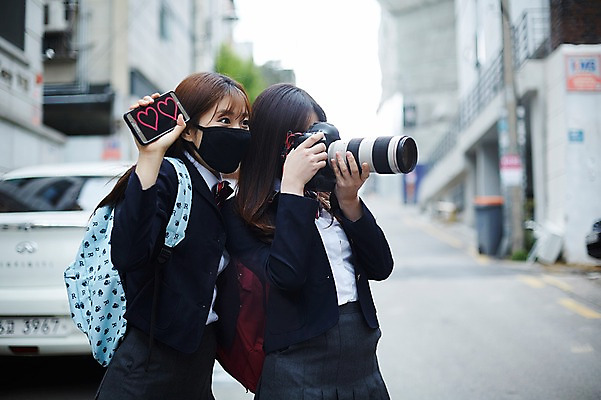 포토 JPG 주간 학생 응시 여학생 여자 교복 자동차 청소년 마스크 서기 들기 상반신 야외 두명 옆모습 아웃포커스 10대 친구 스마트폰 카메라 사진촬영 우정 한국인 팬 기다림 엿보기 백팩 얼굴가리기 십대여자만 국내포토 자연요소 시선 옷 육상교통 뷰포인트 가방 관계 모션 촬영기법 사람 동양인 전자제품 핸드폰 스마트기기 촬영 가림 여자만 십대만 파일형식