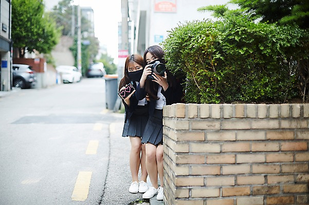 포토 JPG 주간 전신 학생 응시 여학생 여자 교복 청소년 마스크 서기 들기 야외 두명 앞모습 아웃포커스 10대 친구 스마트폰 카메라 우정 한국인 팬 기다림 엿보기 화단 얼굴가리기 숨기 십대여자만 국내포토 자연요소 시선 옷 뷰포인트 관계 모션 촬영기법 사람 동양인 전자제품 핸드폰 스마트기기 가림 여자만 십대만 파일형식 인종