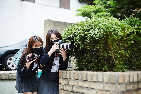 포토 JPG 주간 학생 응시 여학생 여자 교복 청소년 마스크 서기 들기 상반신 야외 두명 앞모습 아웃포커스 10대 친구 스마트폰 카메라 우정 한국인 팬 기다림 엿보기 화단 백팩 얼굴가리기 숨기 십대여자만 국내포토 자연요소 시선 옷 뷰포인트 가방 관계 모션 촬영기법 사람 동양인 전자제품 핸드폰 스마트기기 가림 여자만 십대만 파일형식
