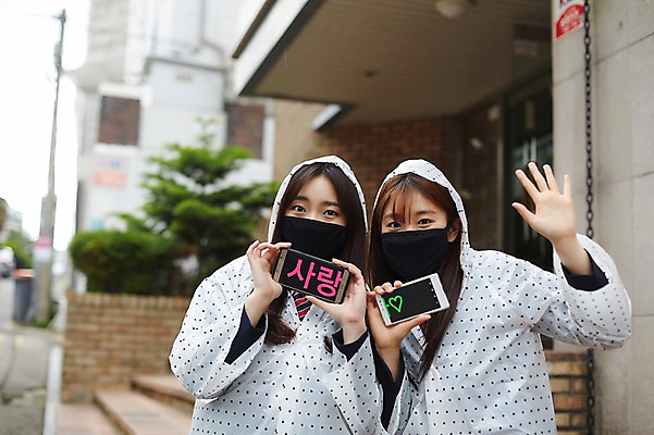 포토 JPG 주간 학생 여학생 여자 청소년 마스크 서기 들기 상반신 야외 두명 건물 앞모습 아웃포커스 10대 친구 스마트폰 우정 한국인 팬 기다림 손인사 우비 얼굴가리기 십대여자만 국내포토 자연요소 건축물 옷 뷰포인트 관계 모션 촬영기법 사람 동양인 핸드폰 스마트기기 가림 인사 여자만 십대만 파일형식